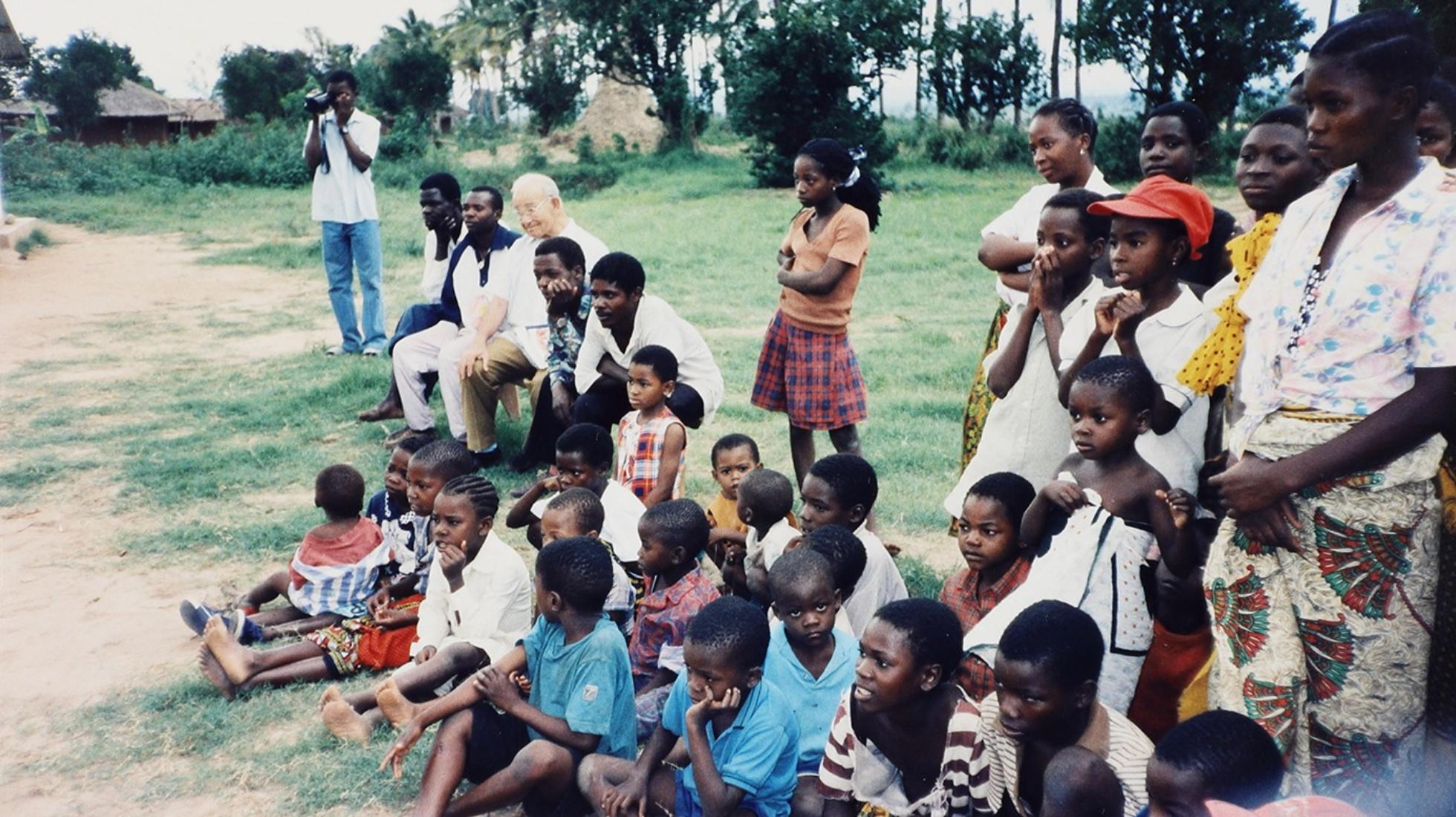 Convívio ao ar livre com jovens moçambicanos. Moçambique, 2000-2003.